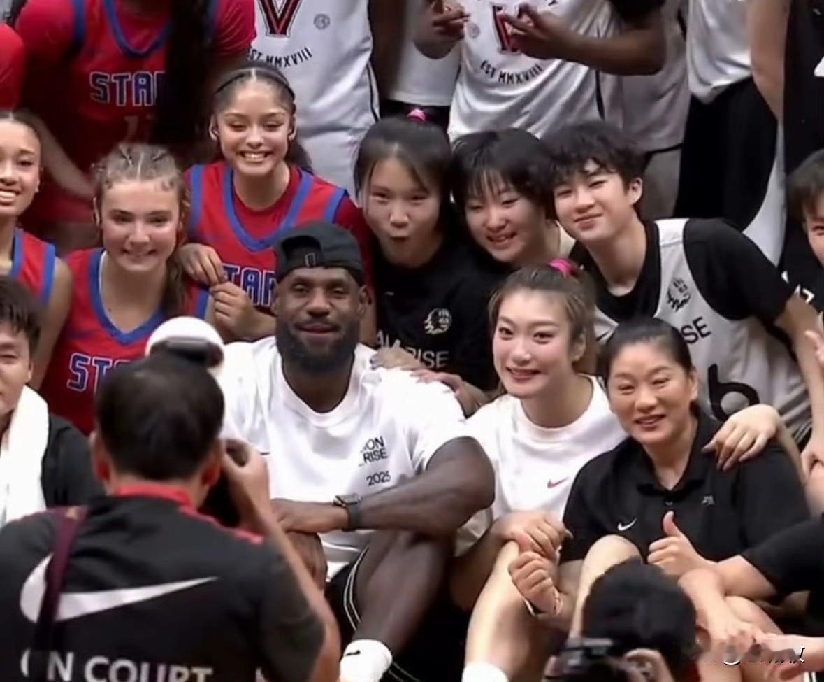 现在才明白为什么大家把李梦叫勒布朗·梦了！
在NBA巨星詹姆斯中国成都行的活动现
