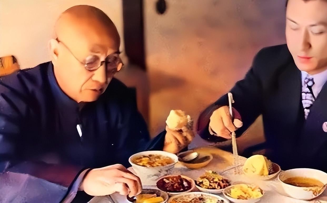 历史老照片分享到了台湾的阎老西，卸任行政院长后，在台北阳明山菁山草庐修了三孔窑洞