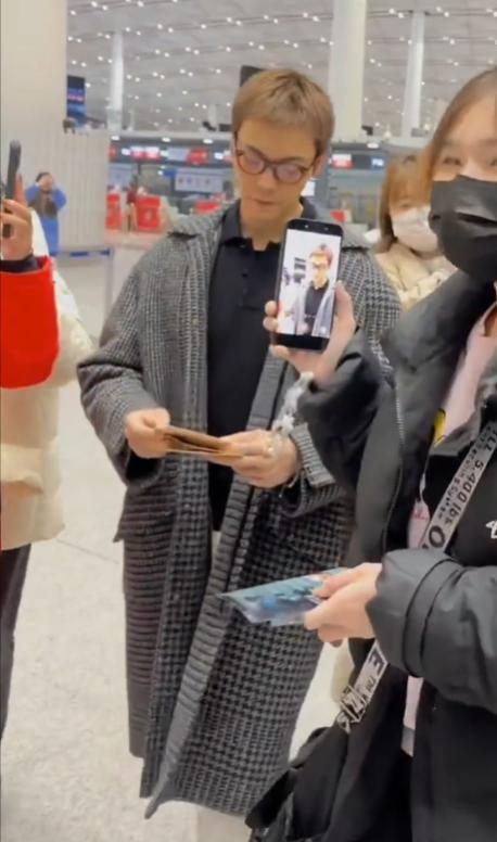 陈伟霆凌晨现身机场，这哪是去米兰，简直是去“收信”的！
一身千鸟格大衣，风头盖过