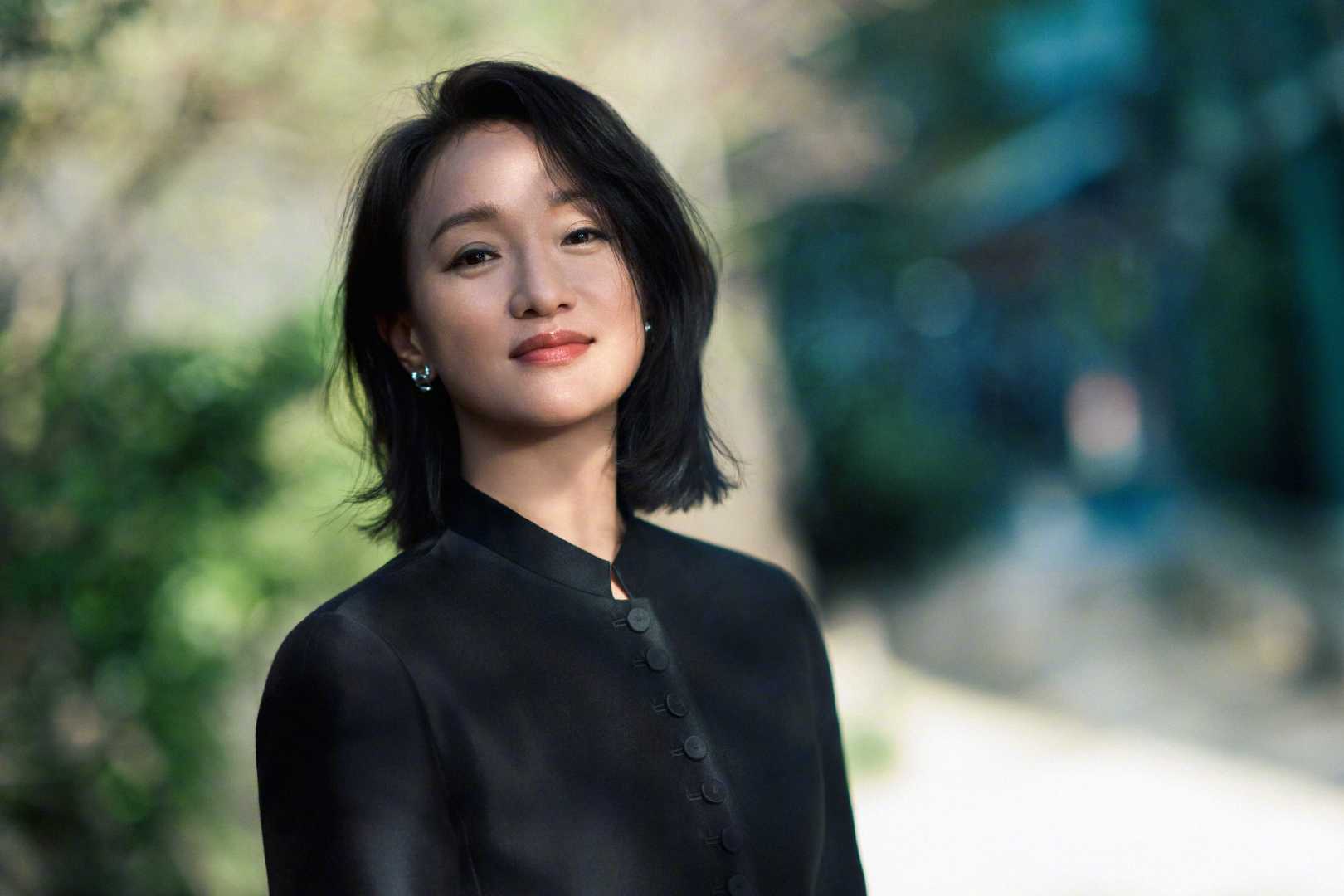 恭喜 LESS品牌代言人周迅凭电影初次尝到寂寞 获第31届釜山国际电影节「最佳演