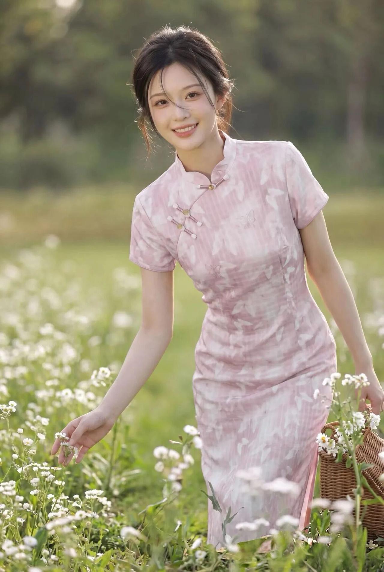 修身雅致的剪裁，把温婉柔美的身段勾勒得恰到好处，每一位姑娘身姿窈窕、气韵清雅，眉