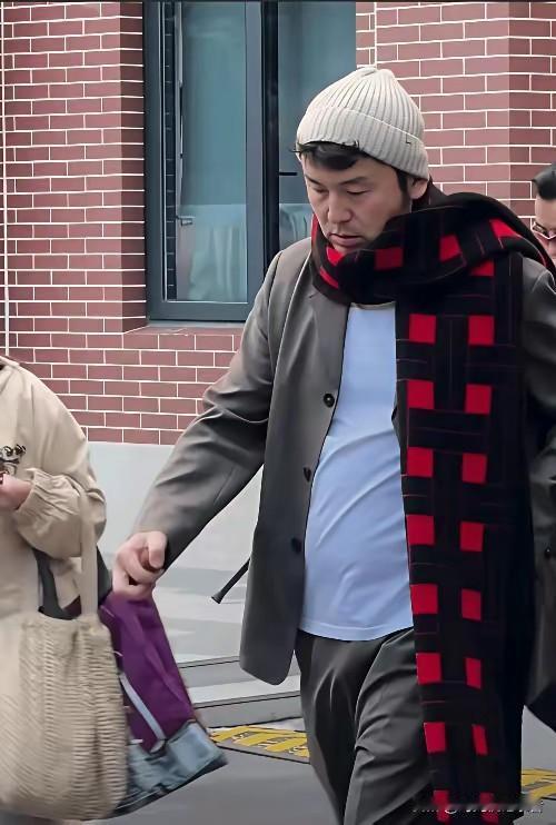 雷佳音好像一个胖头娃娃，怎么想的，围了围脖，戴着帽子，看起来就剩头部啦，怪不得被