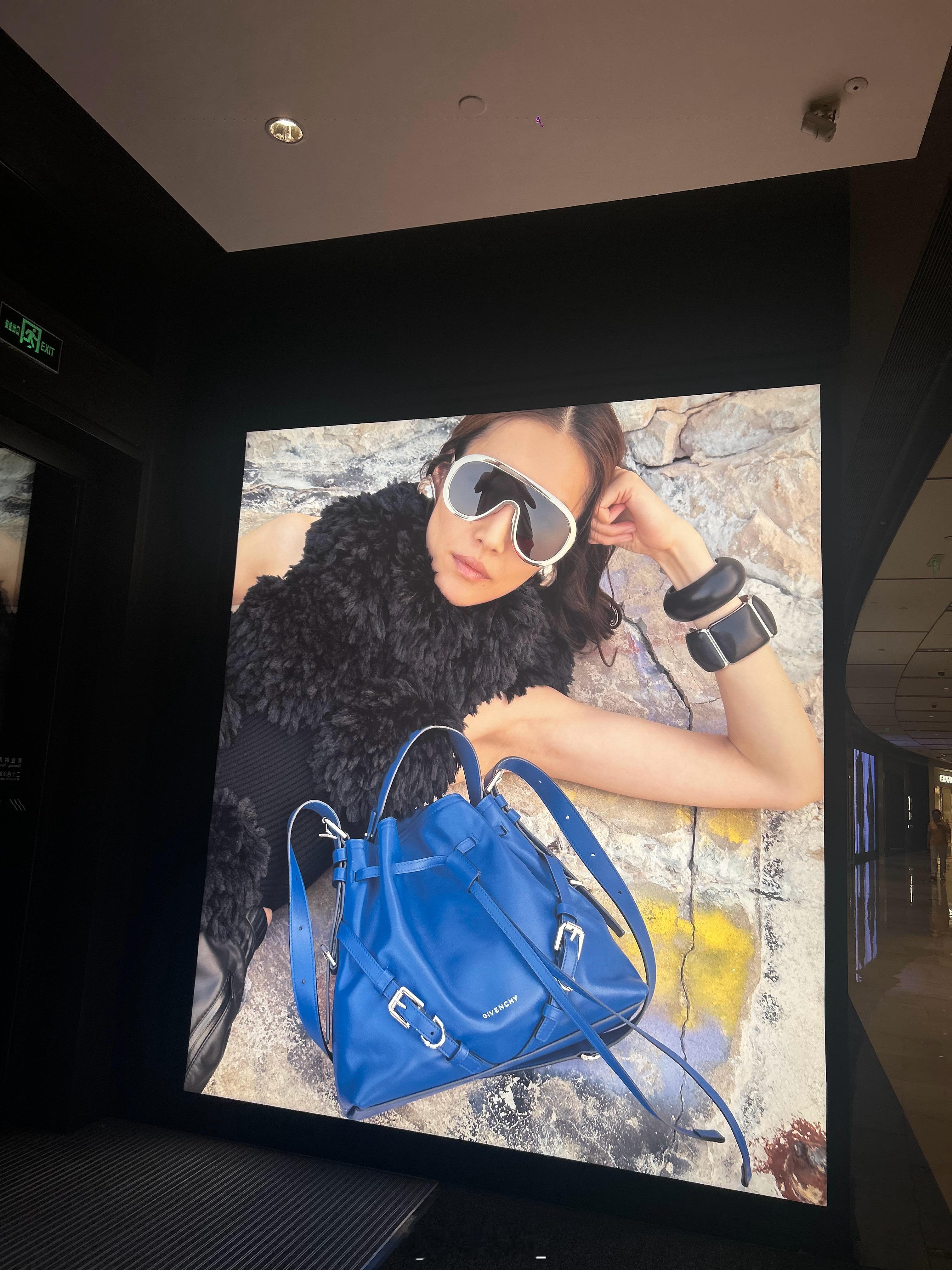 刘雯[超话]GIVENCHY F/W 2026 线下投放p1-2 上海太古汇（图