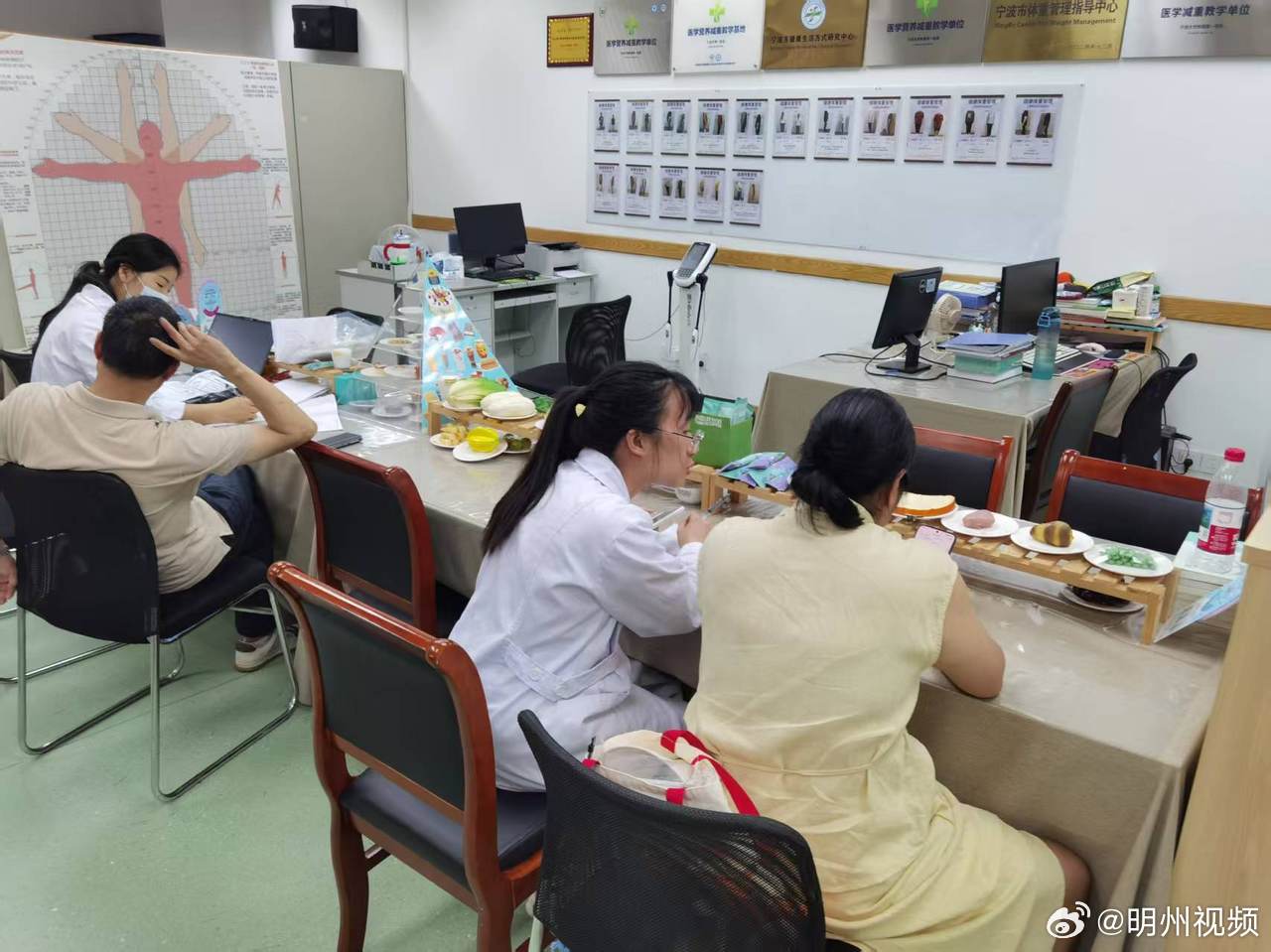 宁波中高考后青少年扎堆医院减重门诊 中高考结束后，宁波多家医院青少年减重门诊就诊
