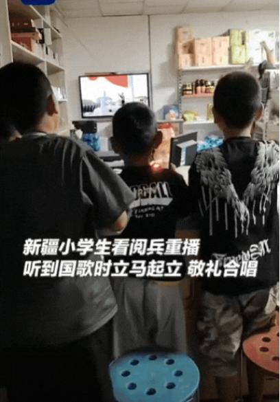 [太阳]9月5日报道，新疆一女子在店里看阅兵重播，发现几名小孩趴窗边偷看，就请他