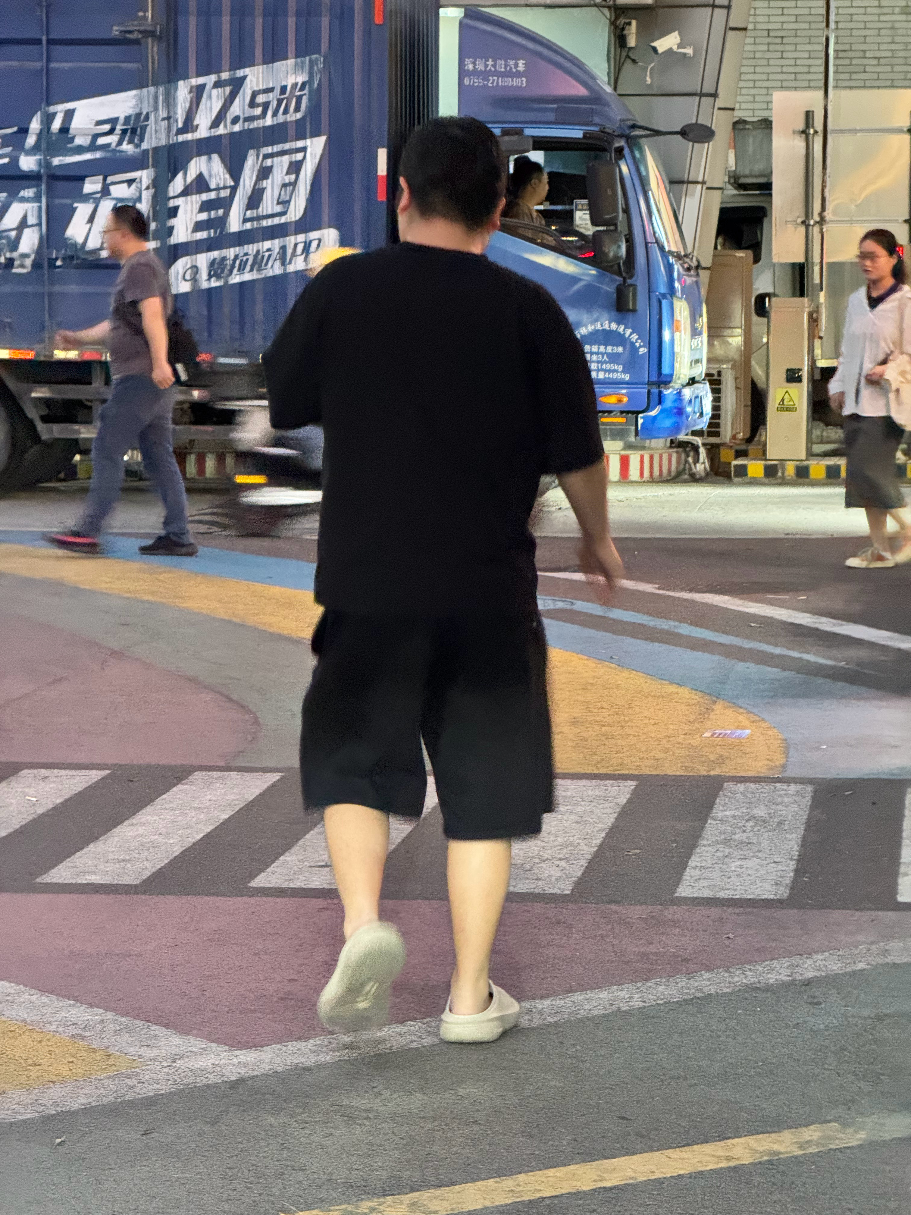 同事身体比较胖，也不想减肥，为了达到完美效果，穿黑色衣服就能显瘦 ​​​