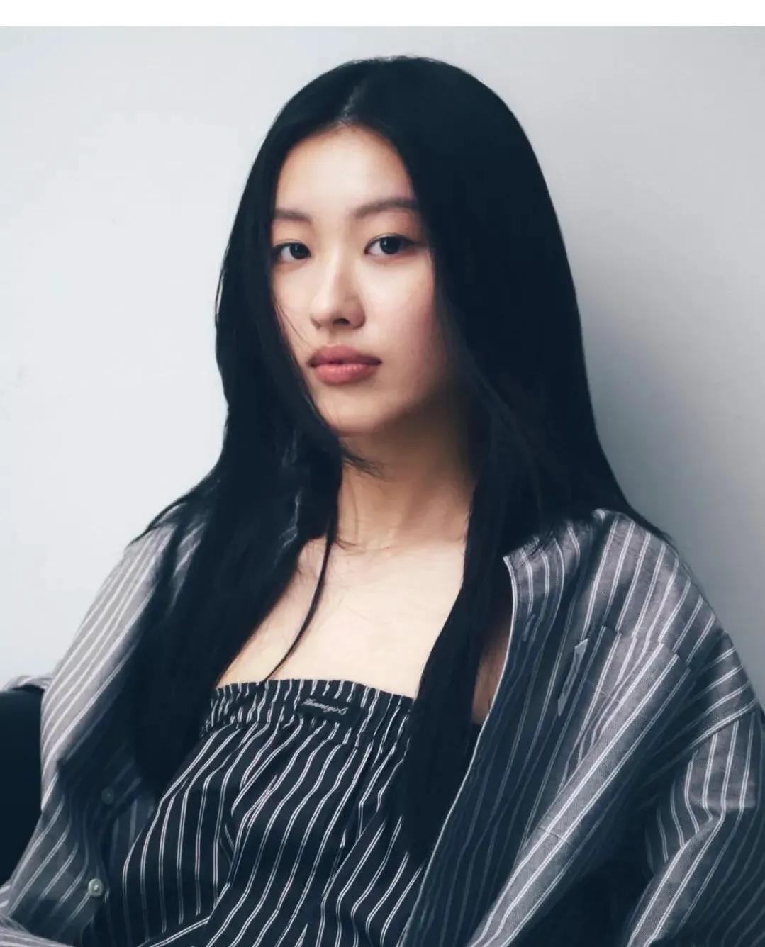 最近陈奕迅和徐濠萦20岁的女儿陈康堤有一种腾空出道的感觉。在我的印象里，她还是在