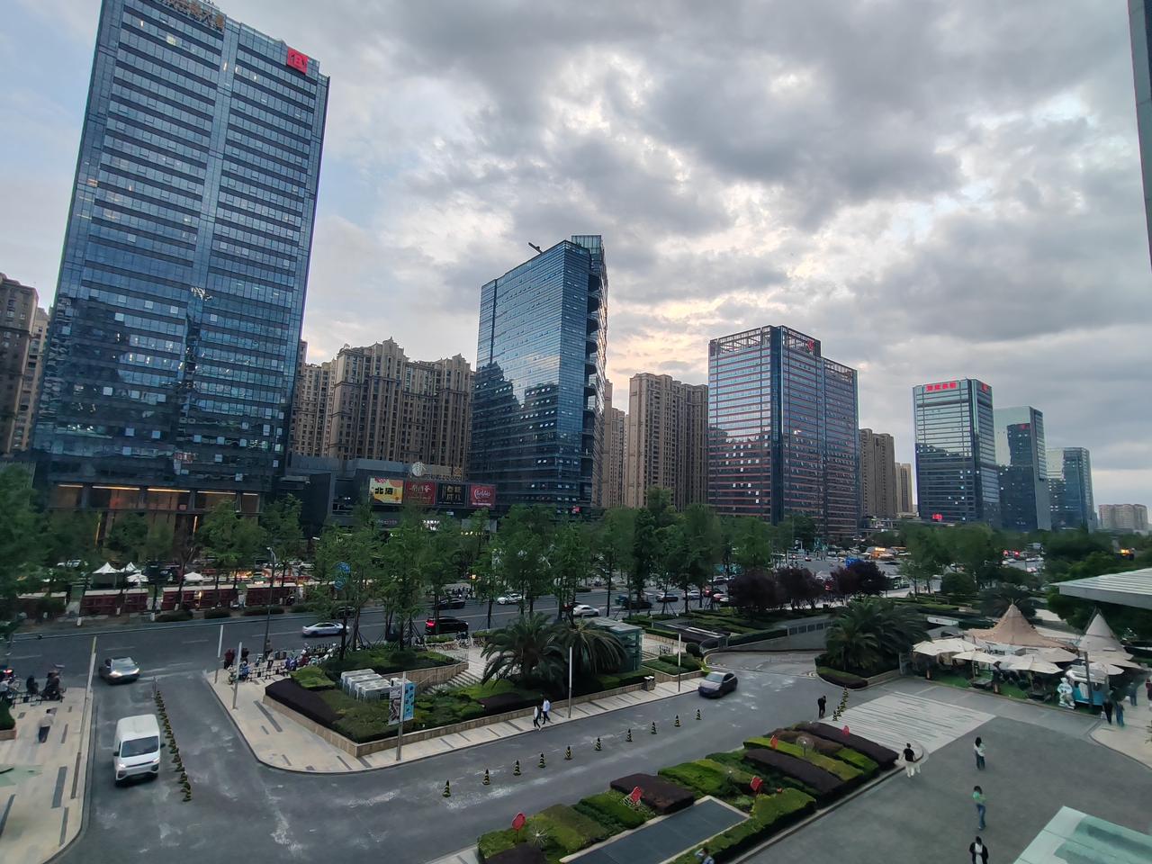 云端楼宇错落，满城绿意温柔。傍晚的成都城南，漫天流云缓缓舒展，巍峨玻璃幕墙在暮色