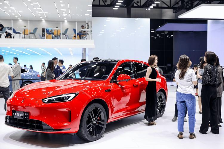 问界M9凭啥霸榜21个月？春节回乡我看懂了
        春节开车回家，发小的