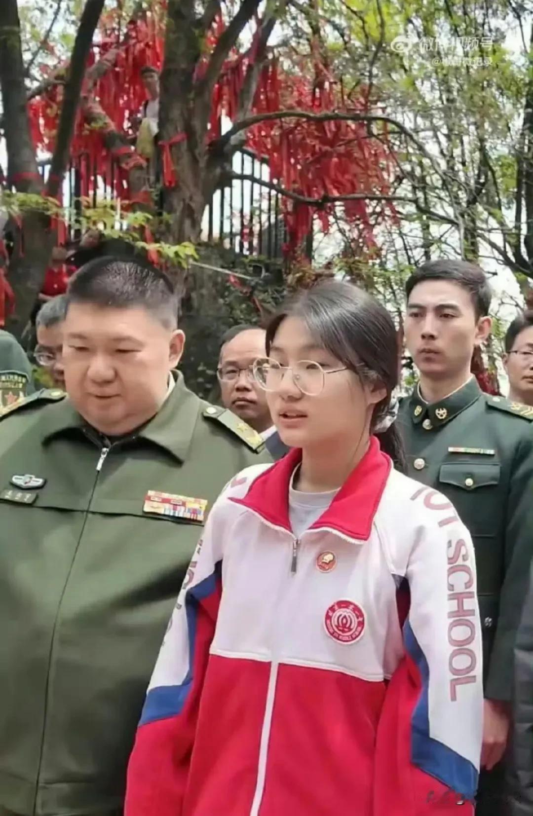 毛主席的曾孙女毛甜懿，不仅是北京顶级中学101高中的学生，还是位天才钢琴少女 ​