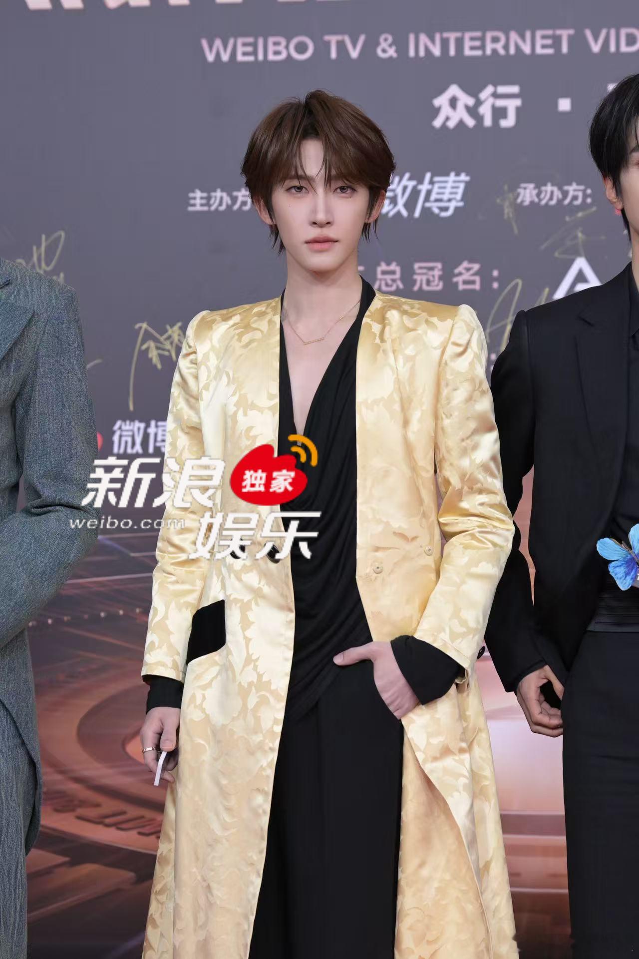 刘宇鎏金大衣刘宇视界大会生图 红毯生图有！状态太好了[爱慕] ​​​