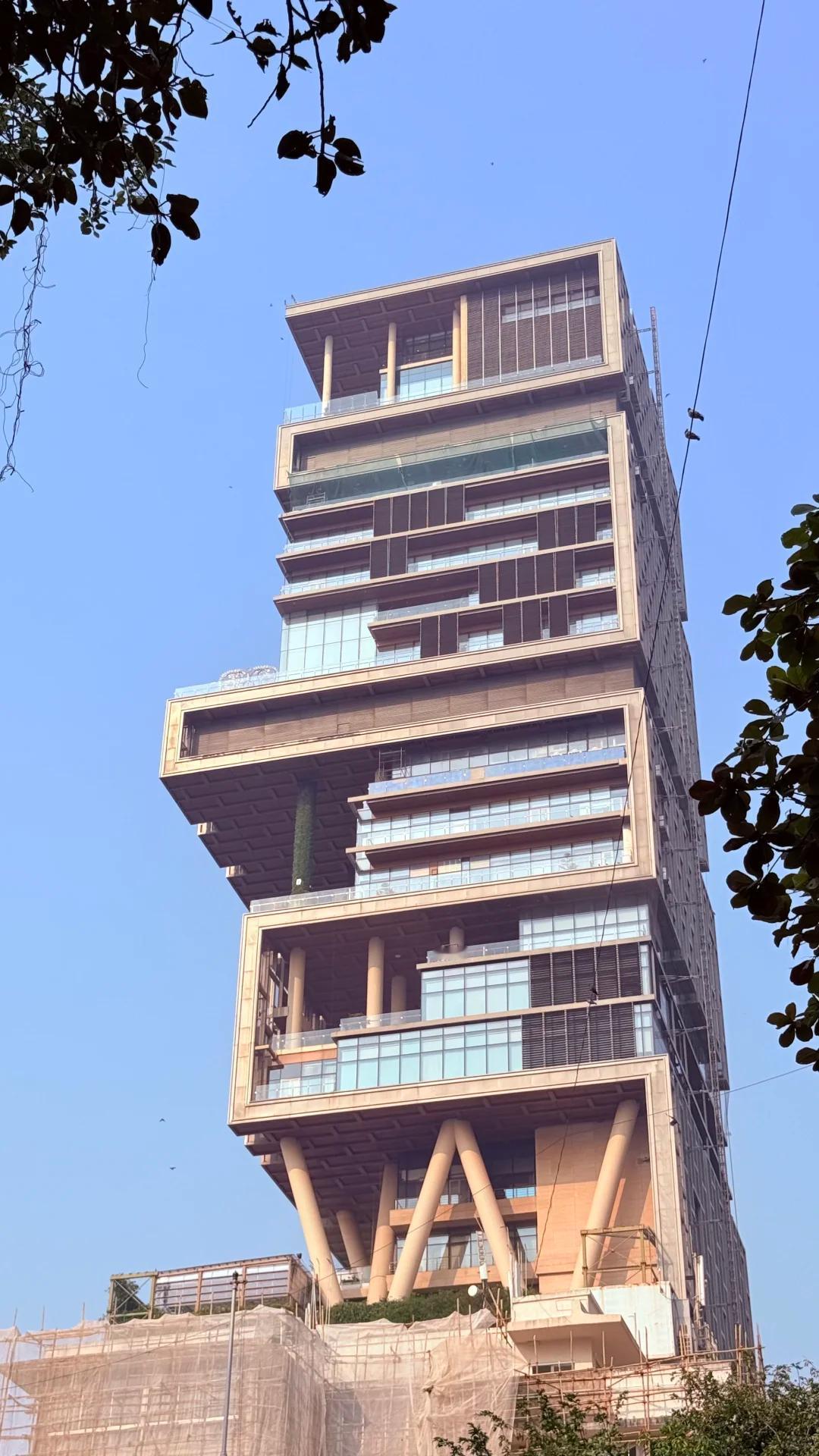 没想到，世界最贵私人住宅，
不在欧美，竟出现在印度的孟买[发怒][发怒]

这栋