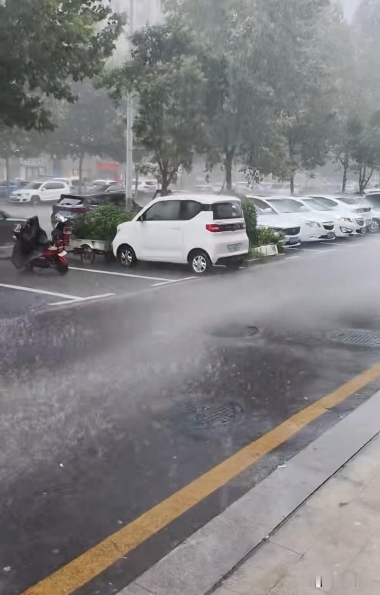 刚刚济宁主城区，
下了今年最大的一场雨，
大到什么程度呢，
就这么给大家形容……