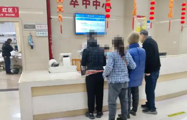 “恩将仇报吗？”江苏南通，一男子看到同事突发疾病昏倒，立刻拨打求助电话，到医院之