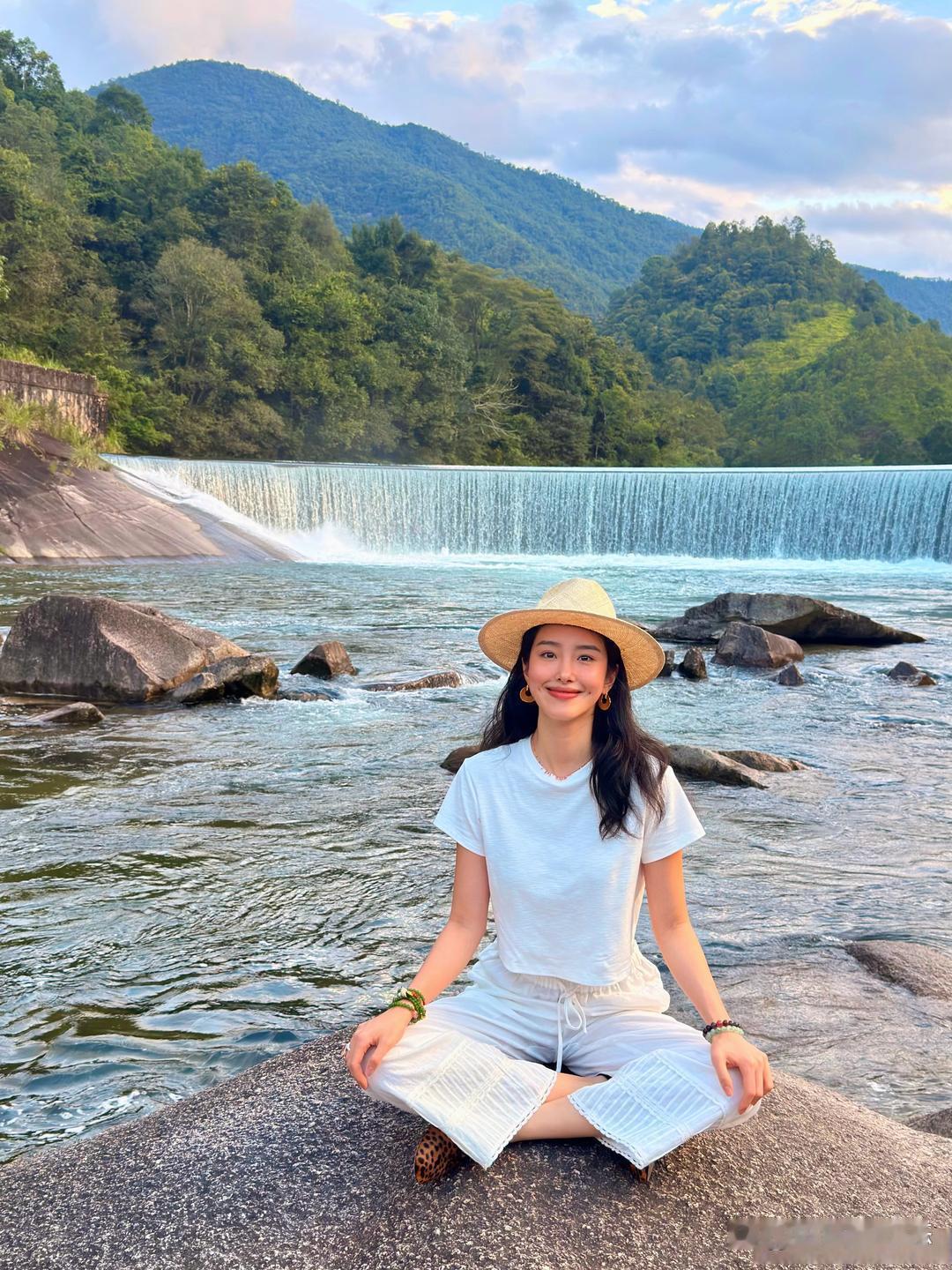 杨采钰这组武夷山游玩照，看着太舒服了。
 
身处青山绿水之间，身后瀑布流水，满眼