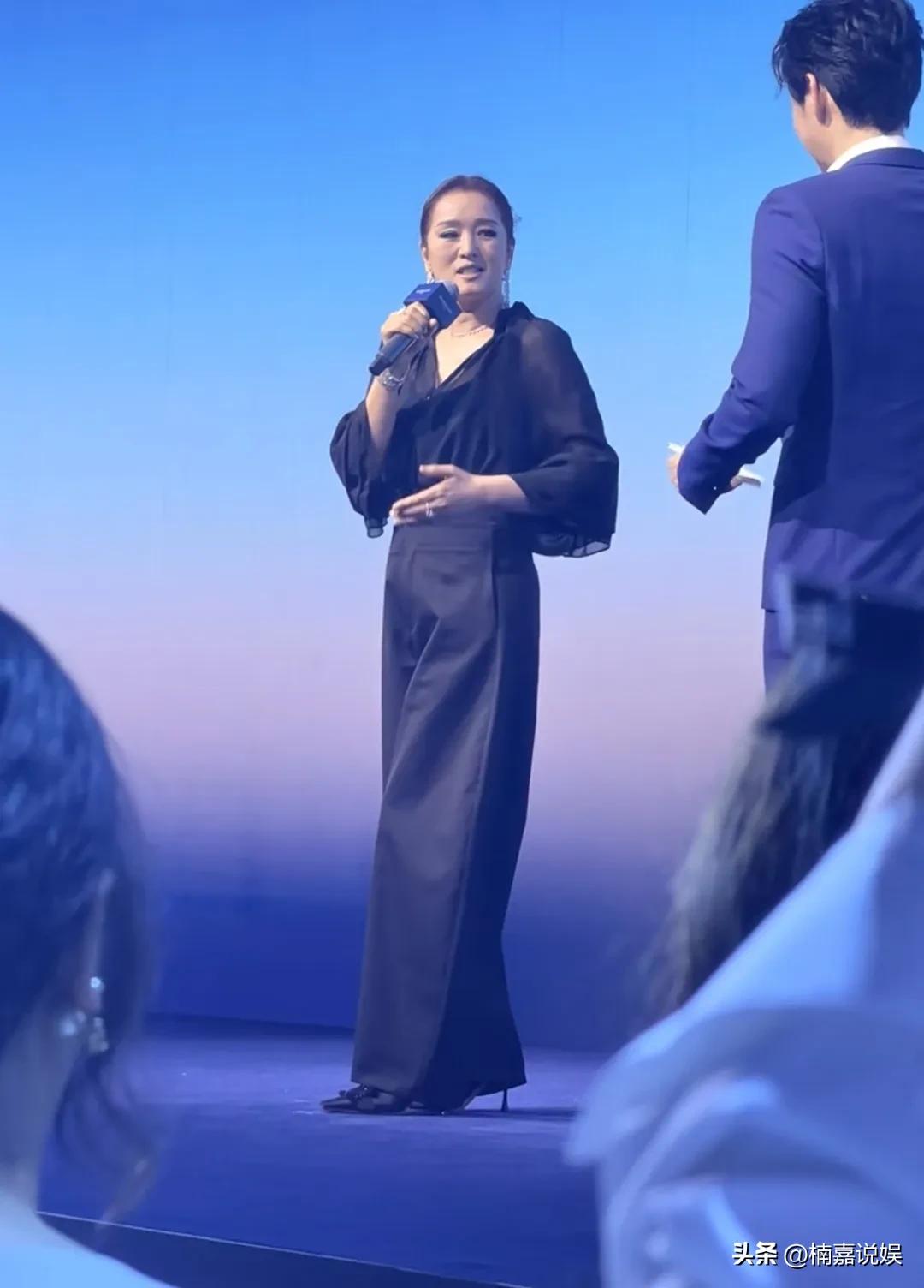 果然是国际影后，气场就是强。[赞]
61岁的巩俐现身上海，出席娇兰品牌的活动，穿