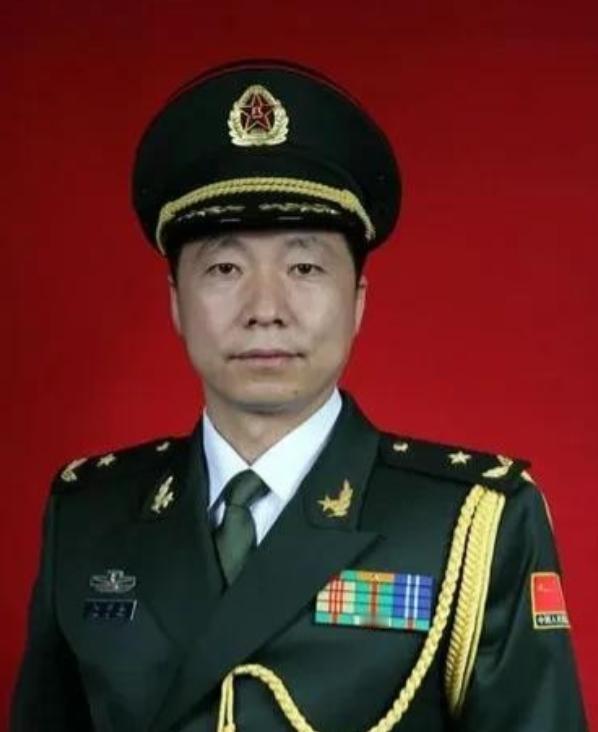 在我国少将能管多少人？当上少将究竟有多难？少将管辖的军人在五万人左右。以杨利伟为