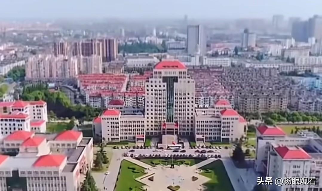扬州大学今年直接把招生规模拉到历史天花板，8749个名额比去年多塞249人，对于