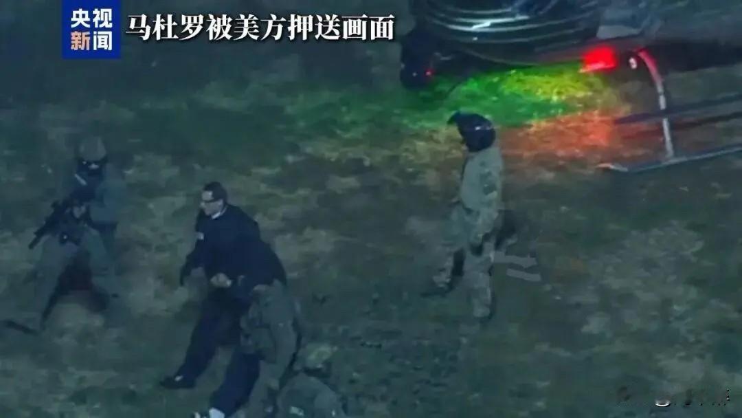 以强凌弱！
这画面令无数人愤慨！