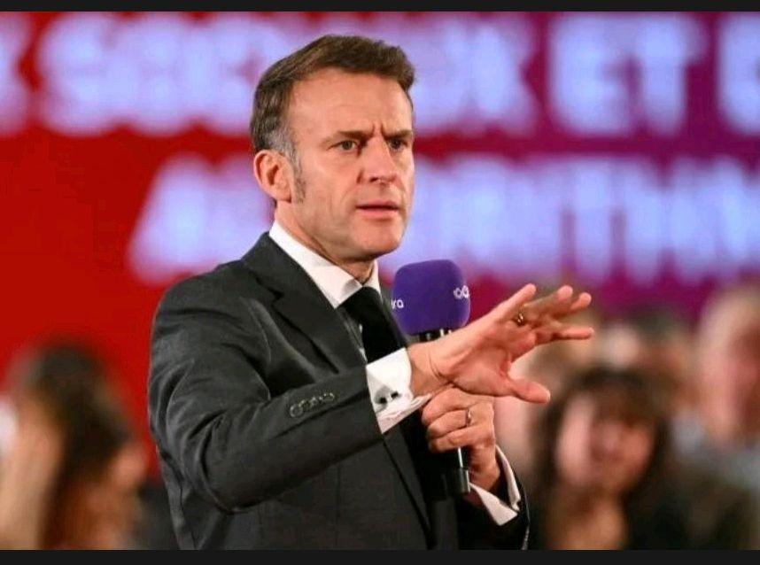 快讯！快讯！
12月4日，正在访华的法国总统马克龙表示，法中两国必须解决两国间的