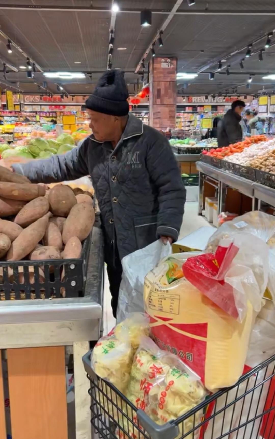 别嫌退休金3000块少，真比儿女给的靠谱多了！
 
总有人跟我念叨，退休金一个月