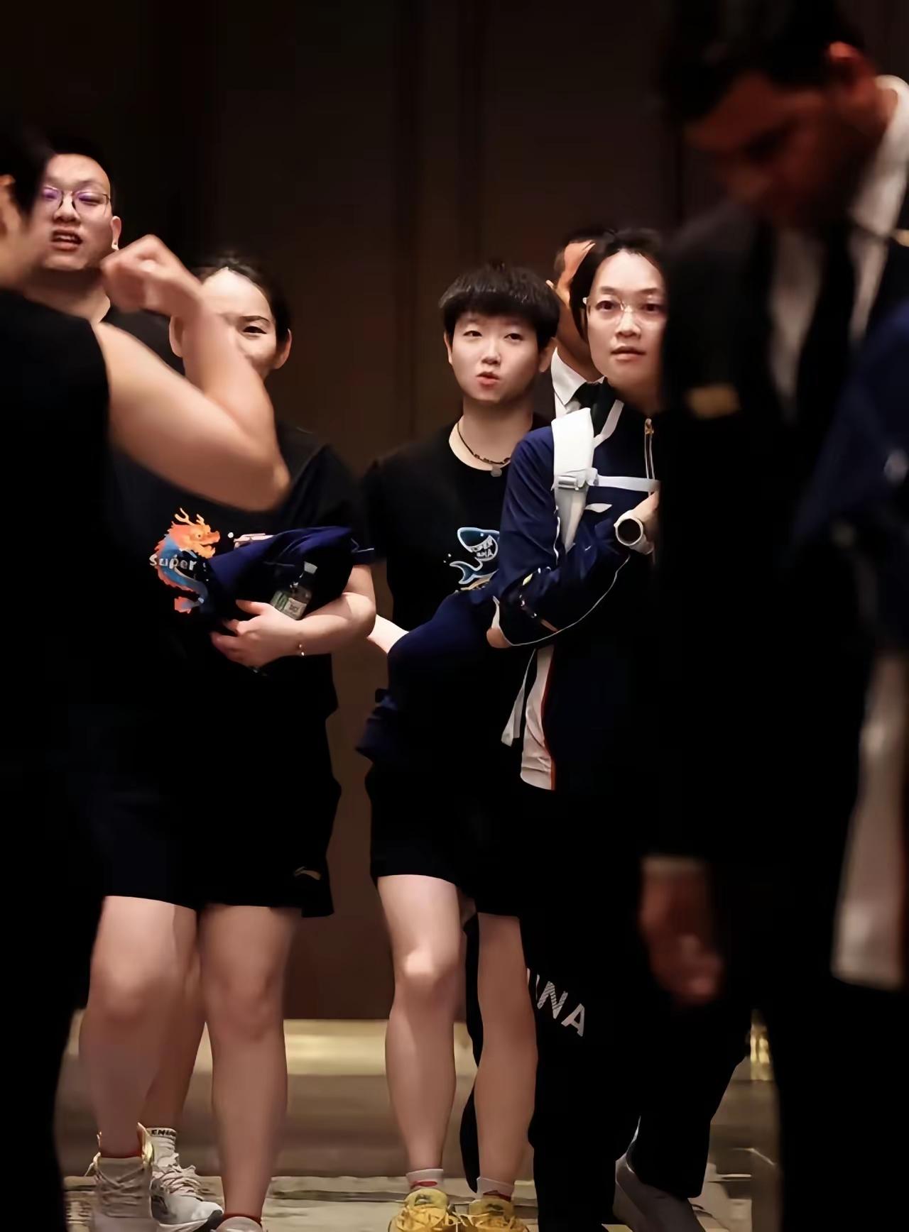 黑白照片，特能传达真实的感情，莎莎在人群儿里，无疑是靓眼的花朵哩～🌺，不用修饰