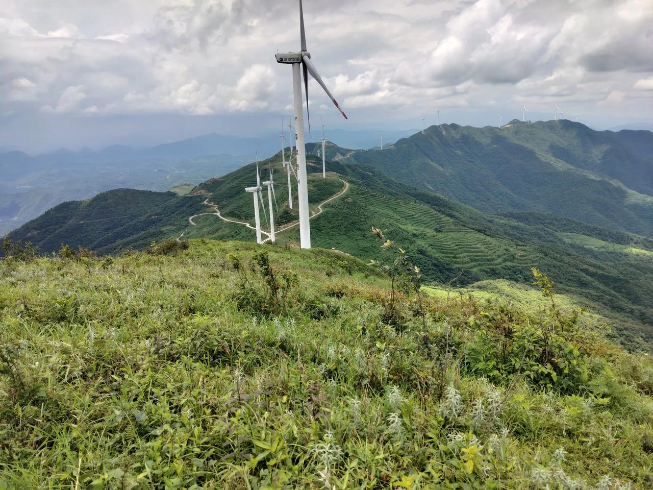 贵州大顶山风力发电站，很美，海拔1600 米左右，一览众山小，