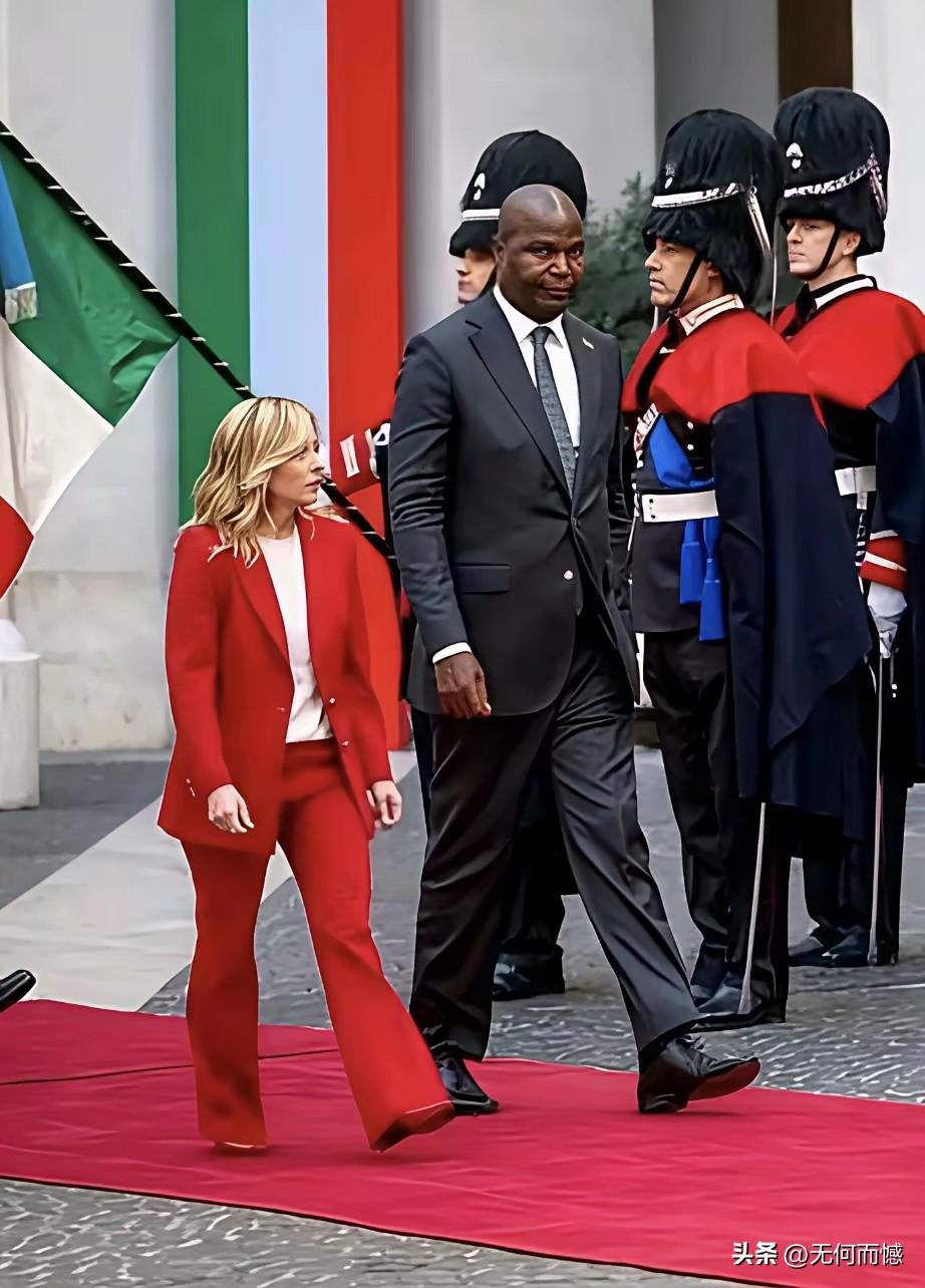 梅洛尼站在莫桑比克总统的面前，必须得仰望，否则的话，是没法面对面交流的，因为对方