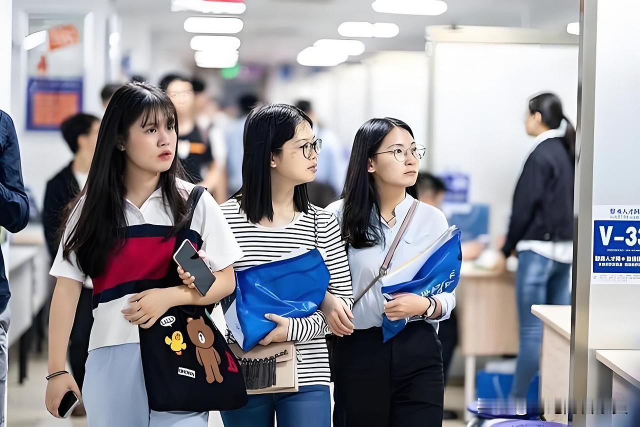 十年前填报志愿，土木、英语、法学、广告学是家长眼里稳赚不赔的香饽饽，分数线年年拉