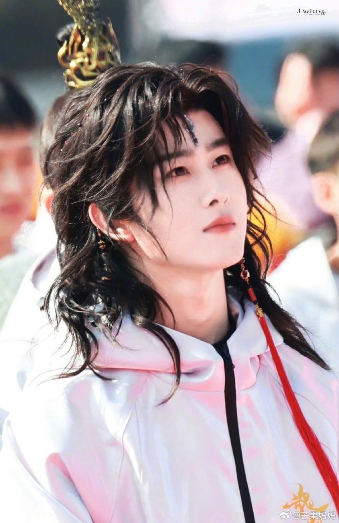 田嘉瑞魂判九川造型路透田嘉瑞魂判九川卷发古装造型 造型路透来了，这个魂判九川看起