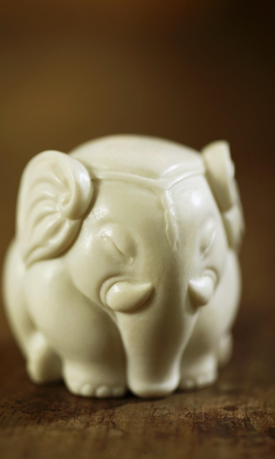 鹿角 | 吉祥如意 择料洁白凝润，圆刀雕刻，吉象姿态呆萌可喜，茶席把玩陈设，象征