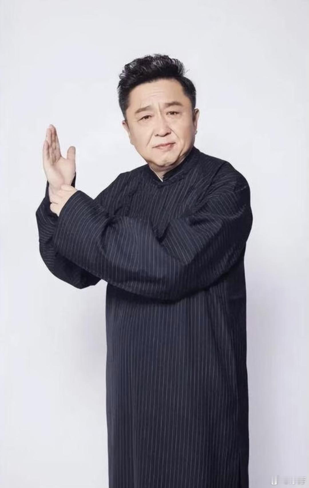 于谦的叛逆期持续了50年 从前只知道于谦爱好广泛，如今看见他通宵读小说才懂，他一