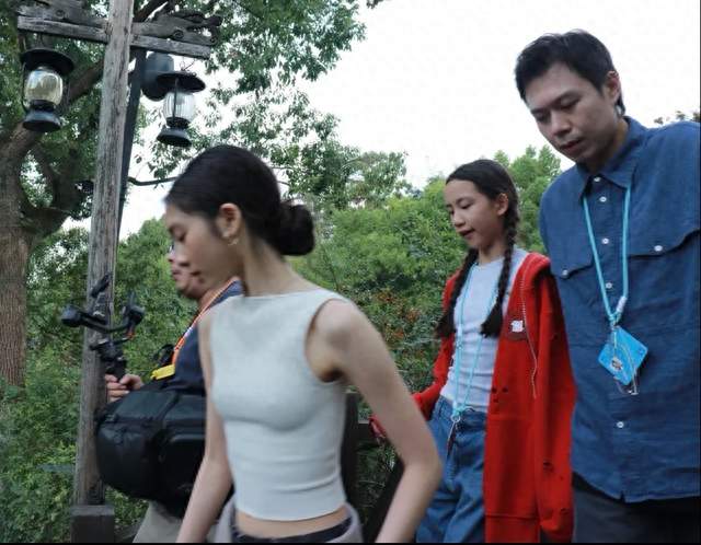黄磊一家4口现身戏剧节，20岁多多穿露背装好成熟，多妹一脸男相