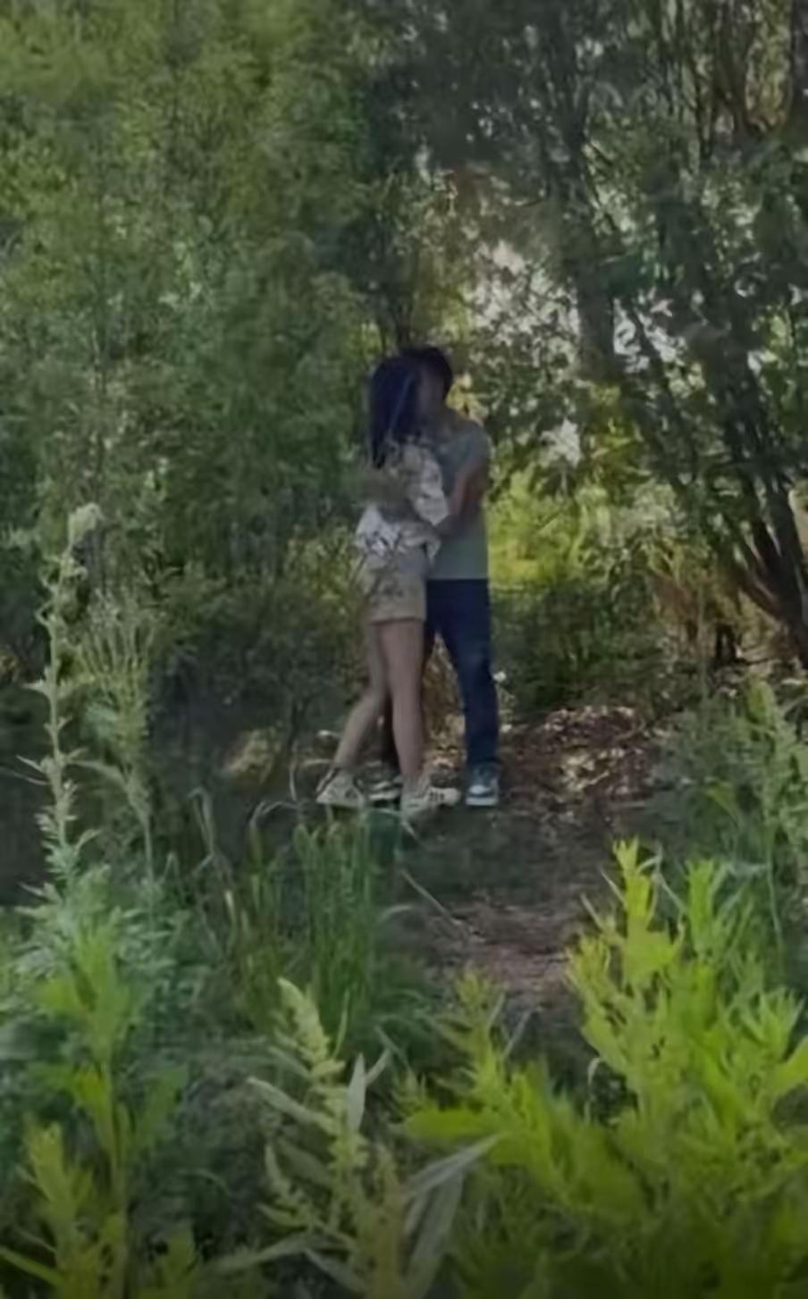 去公园散步，突然听到有人喊色狼，你们说这情况该怎么办？