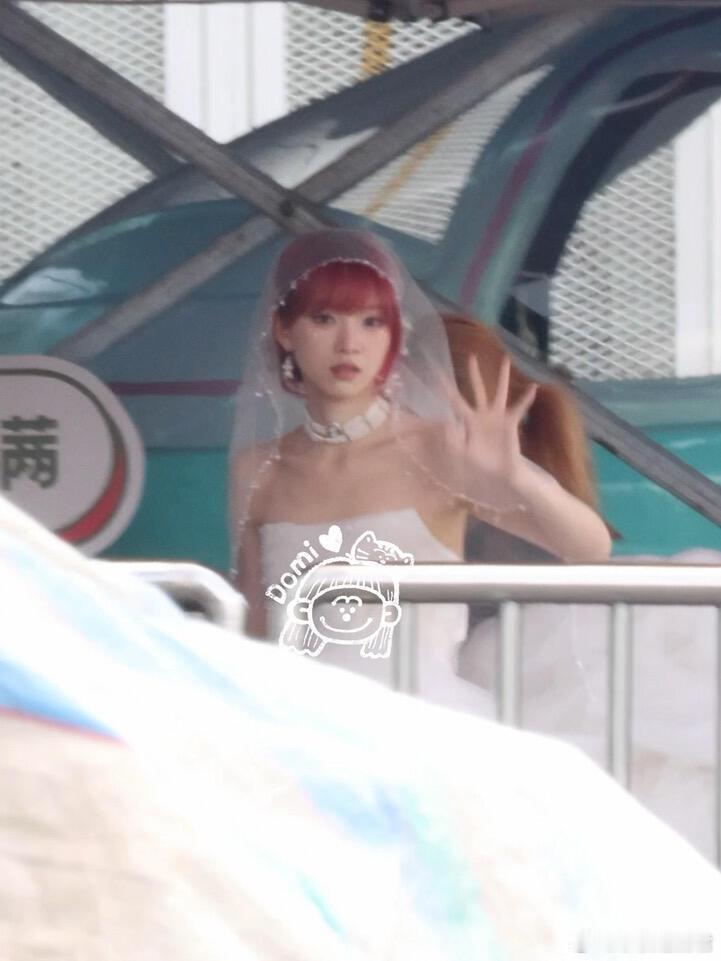 黄灿灿四公婚纱造型黄灿灿雪人婚纱look黄灿灿今晚浪姐四公X秀的婚纱look来了