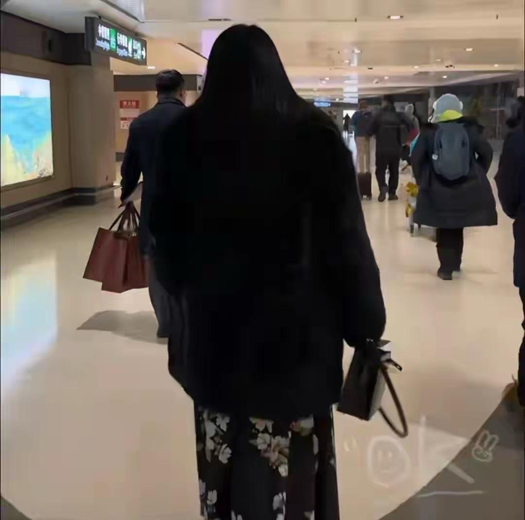 李湘穿黑色貂皮 虎背熊腰 哈尔滨-30°穿纱裙细高跟 太胖了疑呼吸困难 