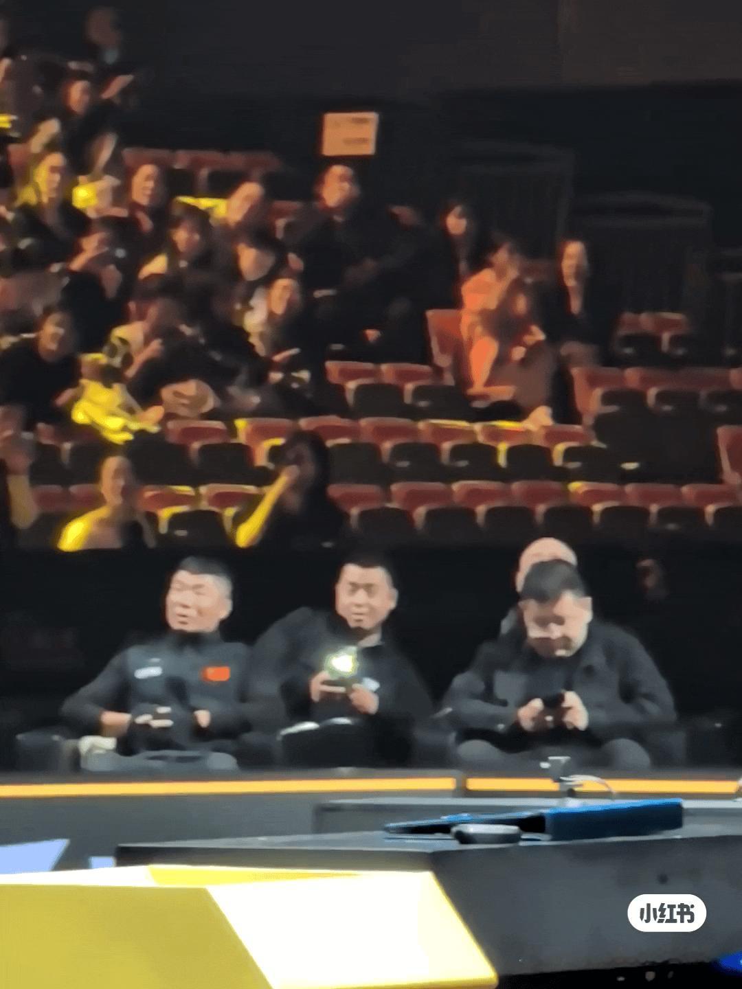 好奇这位坐在第一排的观众身份。坐在前排本无可厚非，但比赛期间开启闪光灯拍摄，很容