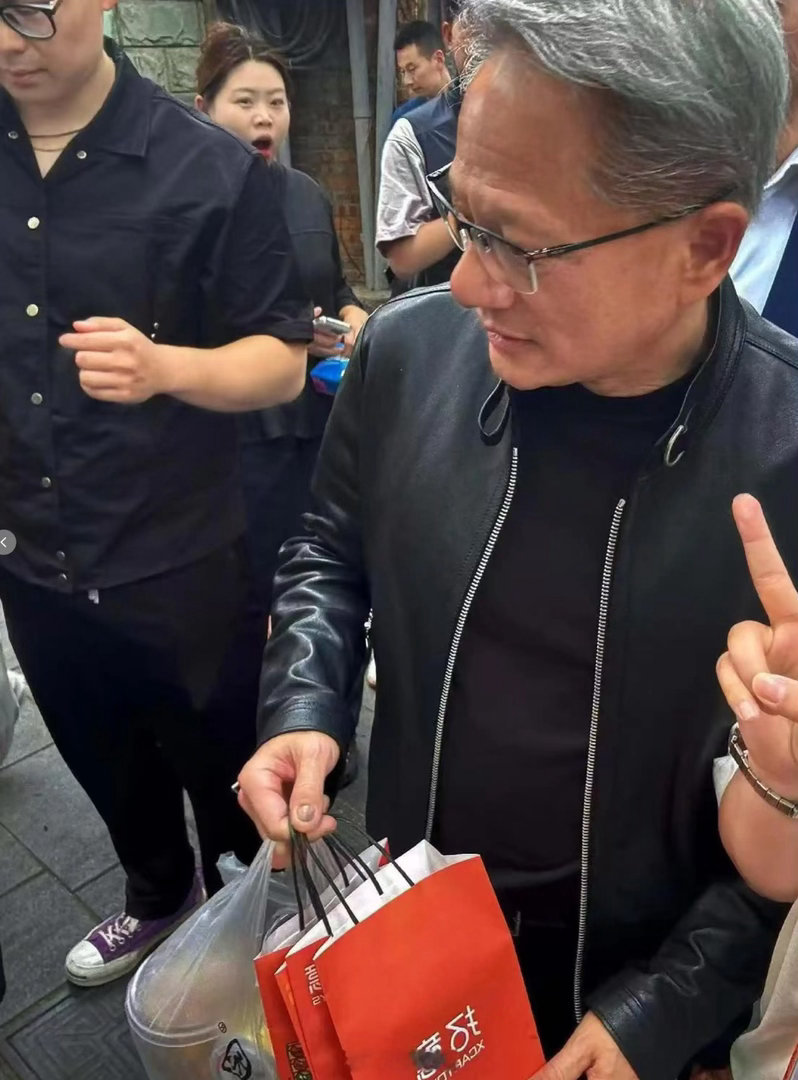 老黄这个指甲是怎么了？ 