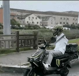 看完这个视频，你还有啥可抱怨的？在这个世界上能有个健康齐全的身体就已经很幸福了。