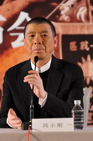 当年，冯小刚开着300万的豪车，回老家看望瘫痪多年的母亲，已经照顾母亲16年的姐