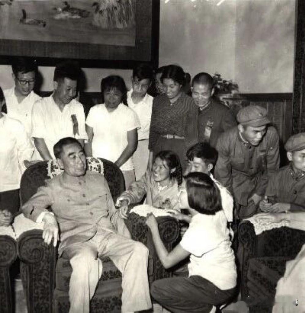 1964年6月11日，共青团第九次全国代表大会开幕当天，周恩来在全体代表大合影之
