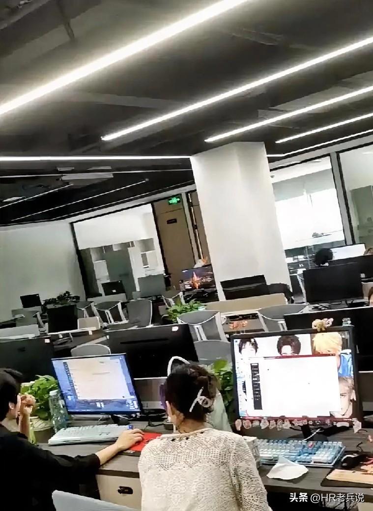 今天薪酬绩效经理的座机接了一个背调，对方一报候背调人的名字，薪酬绩效经理就把电话