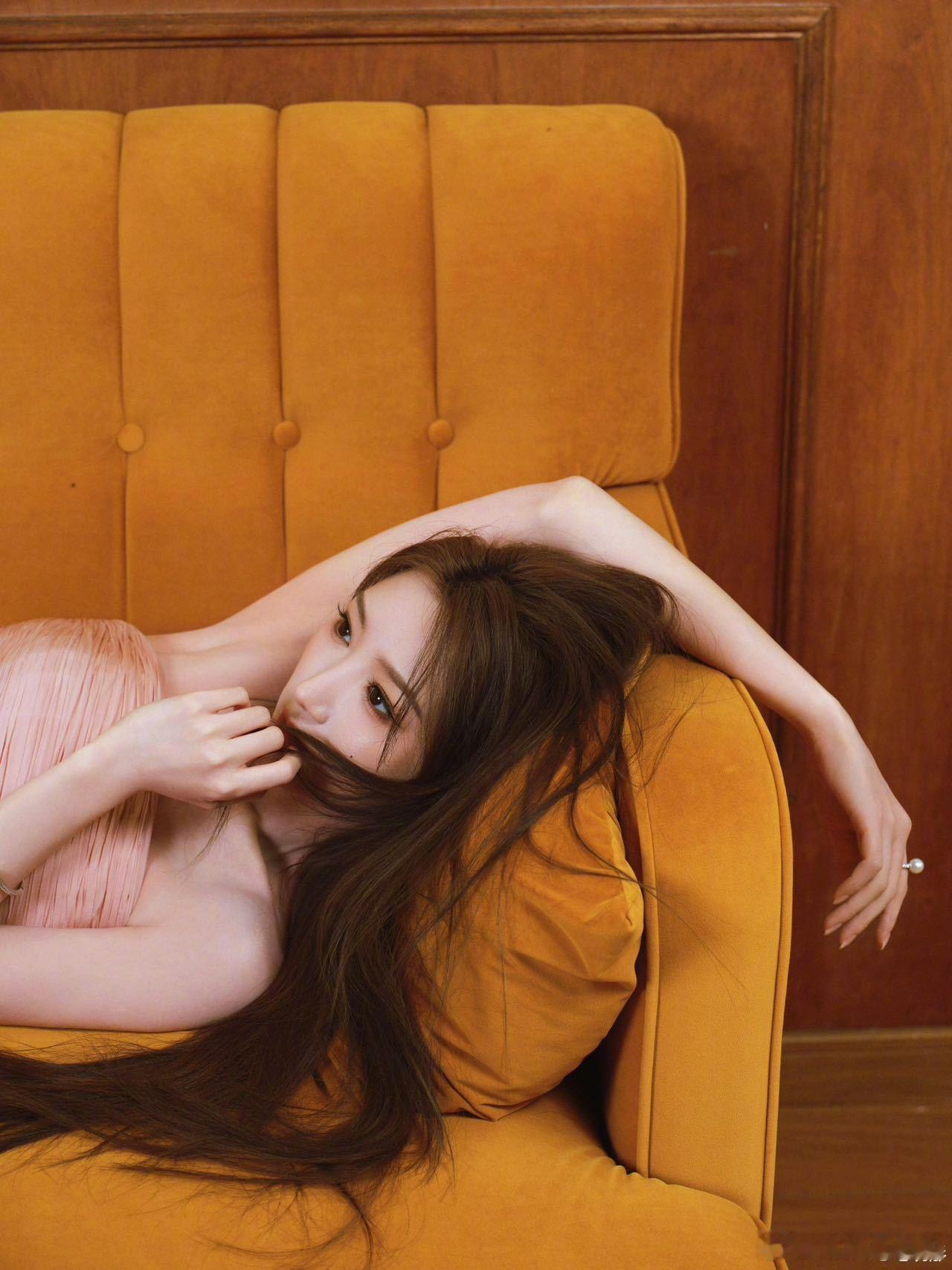 曝毛晓彤凌晨从医美诊所离开深夜结束工作去做个舒缓护肤，完全是成年人的日常而已。不