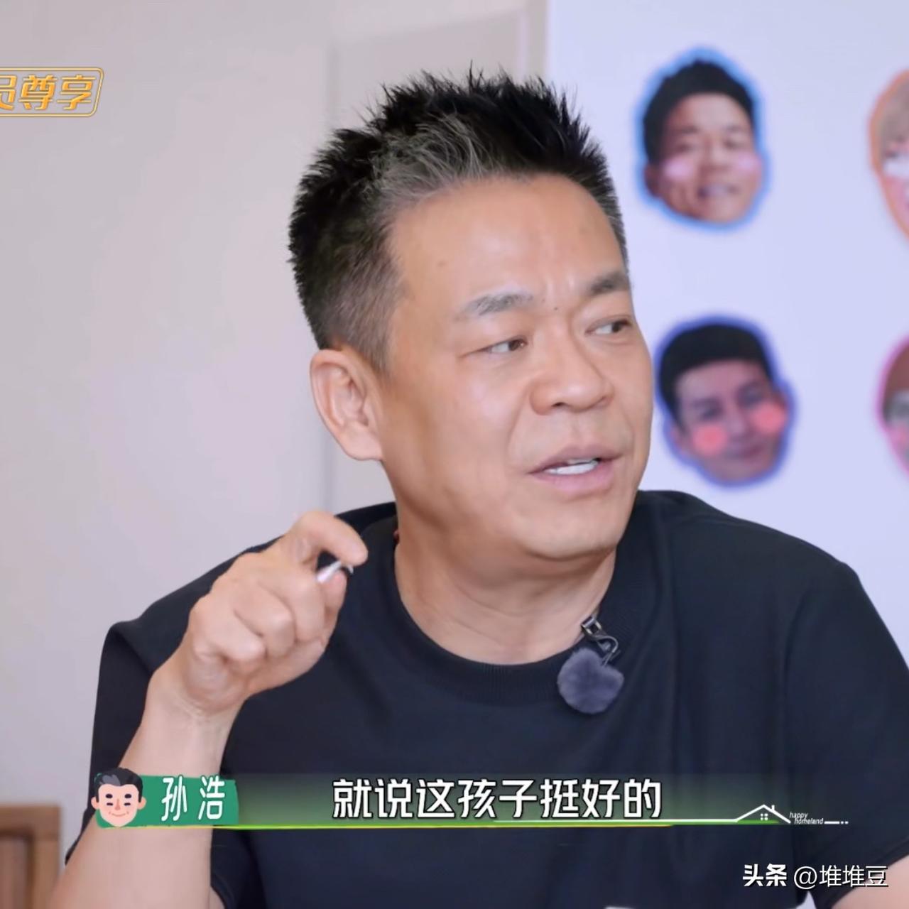 武艺问孙浩：“浩哥，你和我爸爸是同一届青歌赛吗？”孙浩说：“不是呢，你爸爸更加早