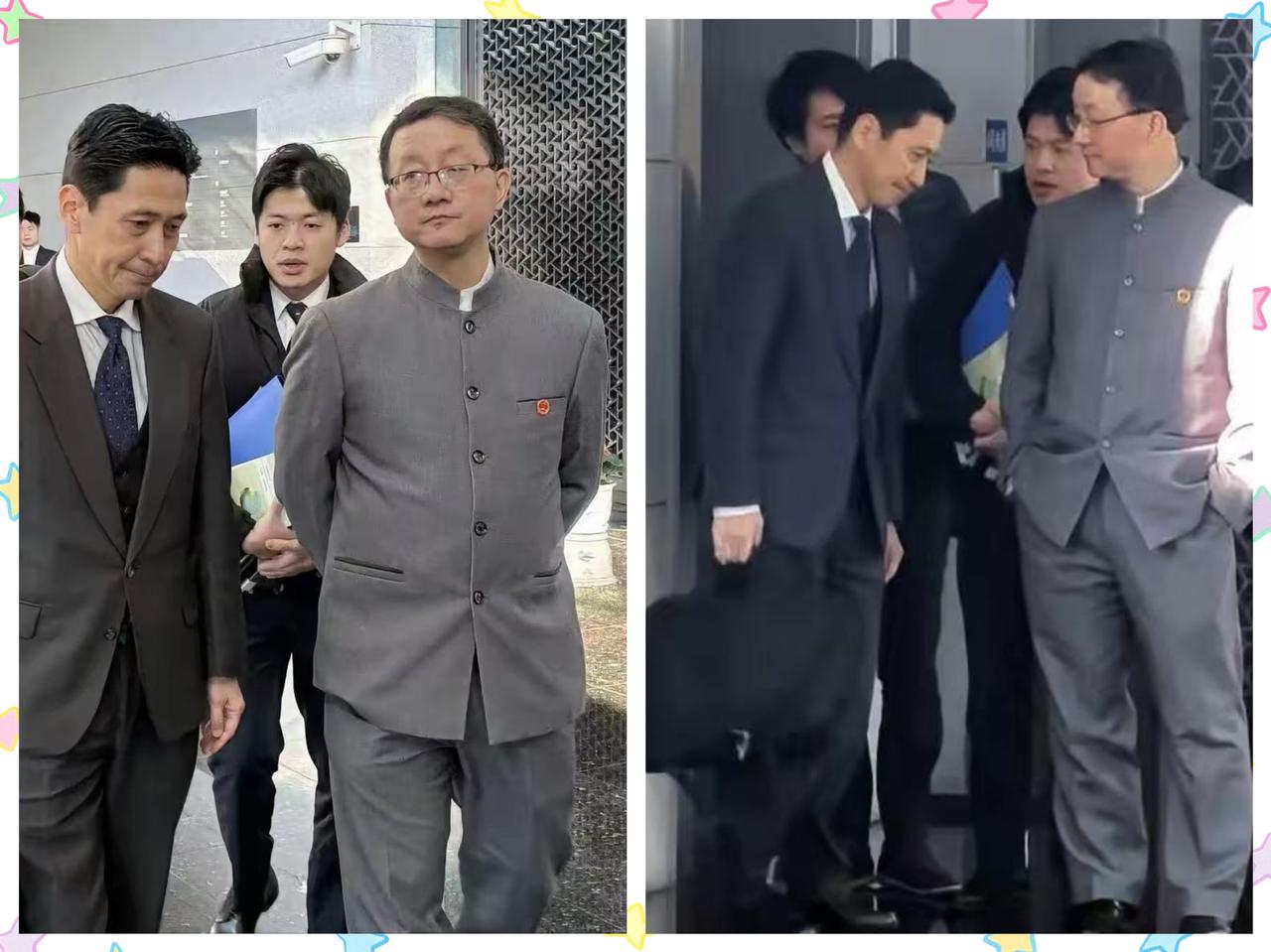 刘劲松穿的是青年装（中山装是四个口袋，扣子外漏）， 胸前佩国徽、双手插兜，自带百