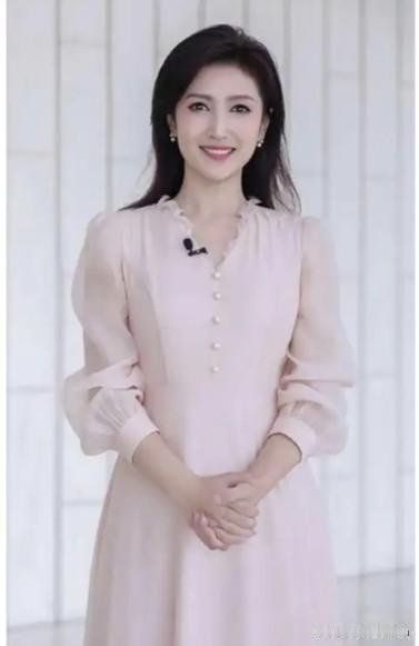 同名带妮，春妮端庄，闫妮温柔，倪妮冷艳，三种绝美长相太亮眼。

名字带妮的主持人