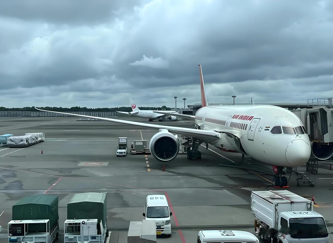 12日，坠毁的印度航空波音787型飞机，早有大瓜。
 据相关资料显示，出事波音7