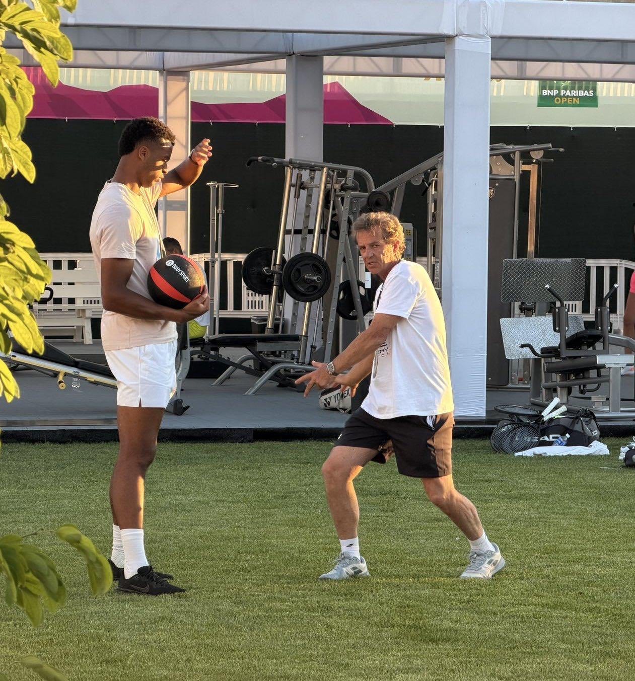 网球drama 资深教练弗朗西斯科·罗伊格与法国男网新星佩里卡德分道扬镳，转而携