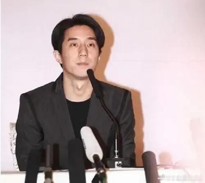 成龙的儿子房祖名吸毒被抓，自己供述已经吸了整整8年。但翻完所有资料你会发现，成龙