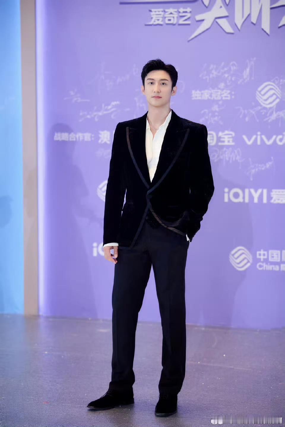 黄景瑜连续两年登顶尖叫之夜男星微指 黄景瑜在现在就出发中的幽默与机智为他吸粉无数